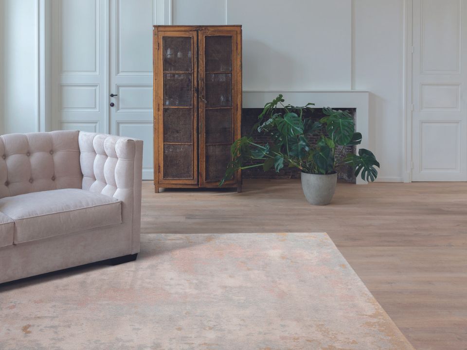 Conseils pour choisir un tapis dans le salon : dimensions, couleurs, formes et qualité.